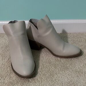 Universal Thread Women's Tan Ankle Booties